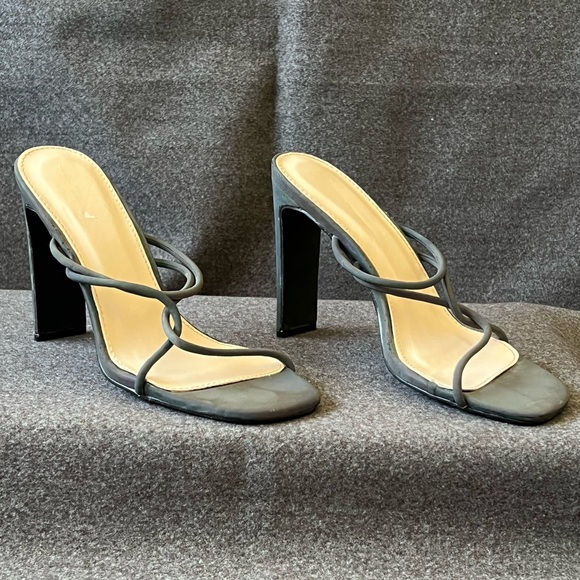 ⭐️ Offer B2G2! BUY 2 GET 2 FREE! 
Pretty Little Thing Black Iridescent Heels - Picture 4 of 12